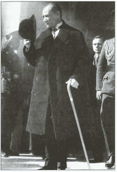 Мустафа Кемаль Ататюрк Мустафа Кемаль в инспекционной поездке с принцем - фото 144
