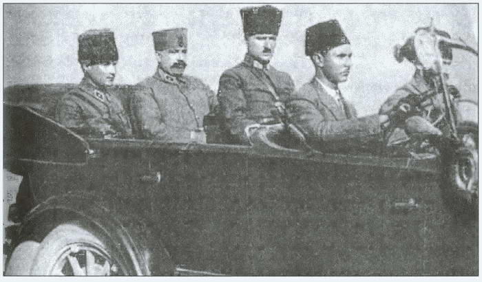 Мустафа Кемаль в инспекционной поездке с принцем Вахидеддином будущим султаном - фото 145