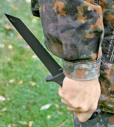 При обучении самообороне с помощью ножа солдат бундесвера приучают использовать - фото 10