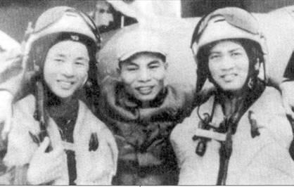 Фам Тхань Нган слева сбил в общей сложности восемь самолетов противника - фото 12