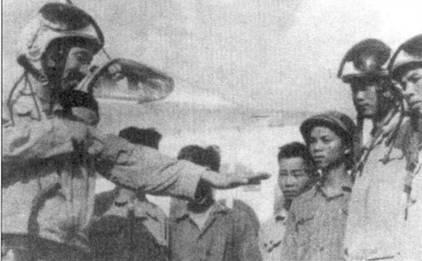 Нгуен Вин Минь ни снимке слева показывает каким образом он сбил - фото 7