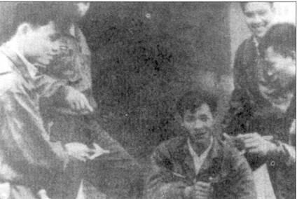 Нгуен Нгок Ксиу в центре и Донг Ван Ди сбили 14 декабря 1966 г два - фото 8