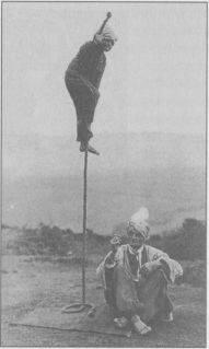 Индийские факиры демонстрируют трюк с веревкой 1935 г Сухогруз Мэри - фото 33