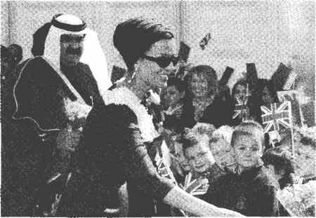 Шейх Катара Хамад бин Халифа Аль Тани со второй женой из трех на одной из - фото 17
