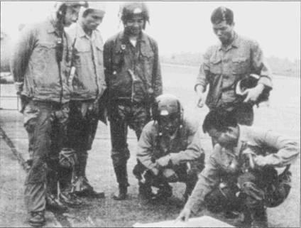 Северовьетнамские курсанты обсуждают предстоящий полет на истребителе J5 - фото 5