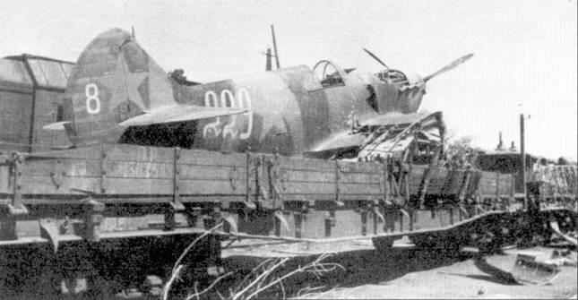 Разбитый немецкой авиацией еще на железнодорожной платформе советский - фото 12