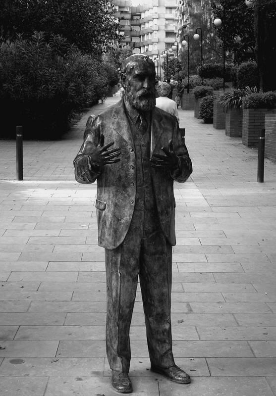 Памятник Антонио Гауди в Барселоне Антонио Гауди смог завершить работу над - фото 1