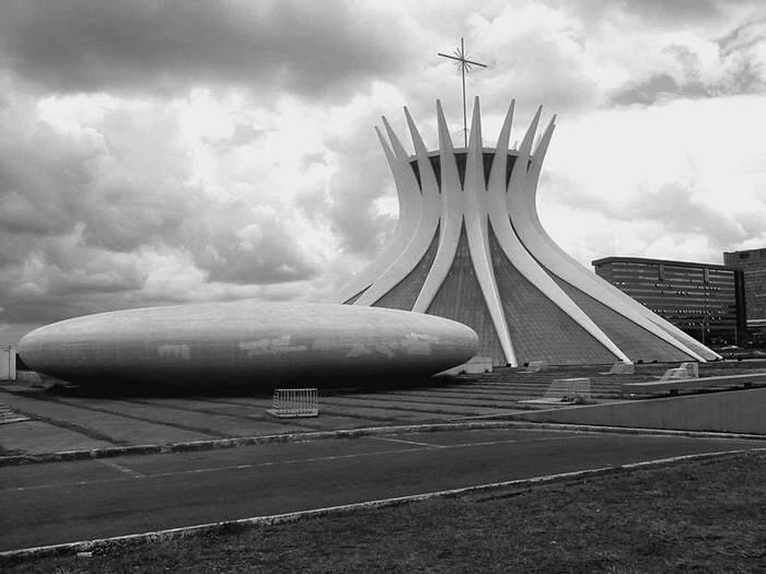 Кафедральный собор города Бразилиа На основе подобного смешения возникали - фото 5