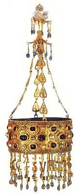 Золотая вестготская корона VII в украшенная драгоценными камнями из клада - фото 14