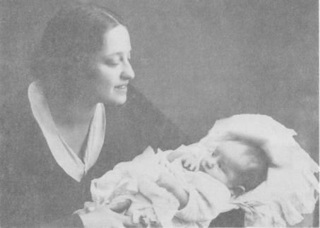 Елена Семеновна с новорожденным Аликом 1935 г Вера Яковлевна и Елена - фото 13