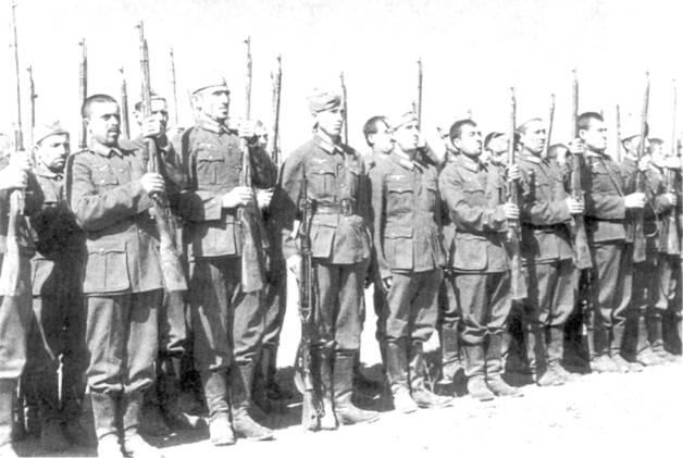 Подразделение Северокавказского легиона в учебном лагере Сентябрь 1942 г - фото 1
