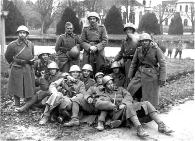 Юнкера 1й роты 1го полка Русской охранной группы на привале во время - фото 10