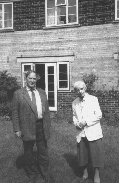 С матерью около дома в Кембридже 1993 г Сам дом был построен довольно - фото 8