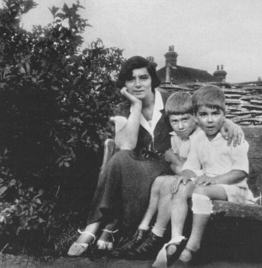 Перед отъездом в Москву Анна Алексеевна с сыновьями Кембридж 1935 г Но для - фото 33