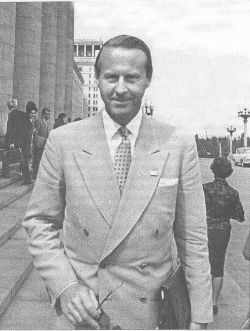 Тур Хейердал на ступенях главного здания МГУ фото из архива Н Н Дроздова - фото 1