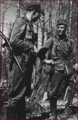 Офицеры финского диверсионного подразделения 1944 г Офицер слева вооружён - фото 3