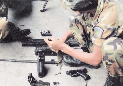Сальвадорский солдат в типичной для жителей стран третьего мира позе разбирает - фото 5