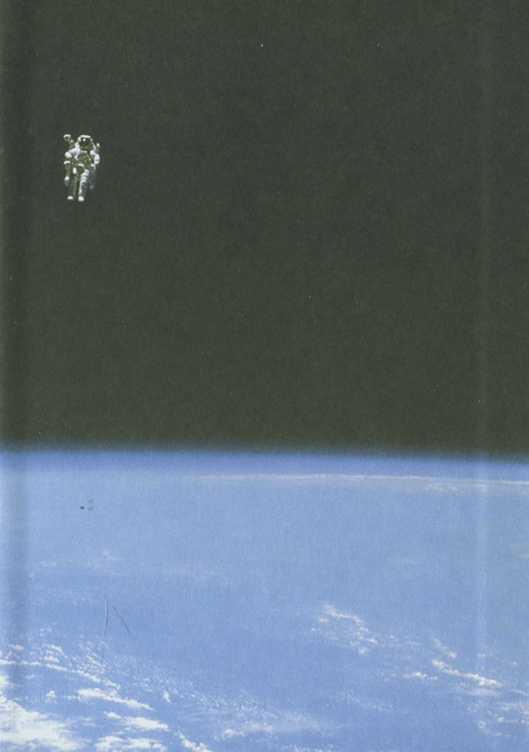 На фотографии астронавт Брюс Маккандлесс в свободном полете с ракетным ранцем - фото 5