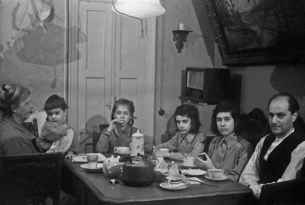 Ужин перед переездом Бабушка с Мишенькой в родительской спальне Сборы на - фото 70