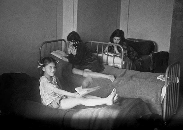 Три сестры в своей спальне Мишенька растет - фото 84