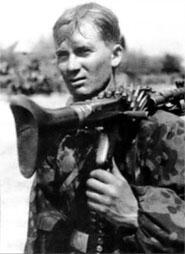 Пулеметчик одной из дивизий СС В ноябре 1939 г Эйке из трех своих штандартов и - фото 5