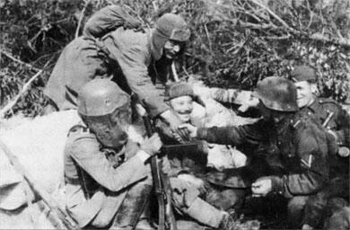 Хиви и восточные добровольцы с унтерофицером СС К началу операции Барбаросса - фото 6