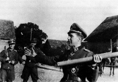 Оберштурмбаннфюрер СС Харальд Риипалу показывает эстонским солдатам премудрости - фото 8