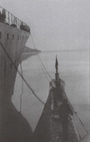 Подводная лодка у борта плавбазы Куба 1962 г Легендарный Фокстрот - фото 19