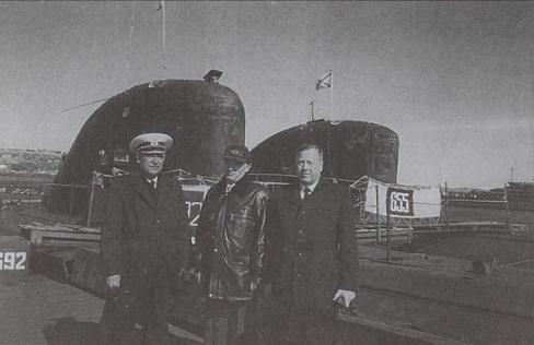 Оставшиеся в живых члены экипажа К8 Слева направо капитан 1го ранга в - фото 26