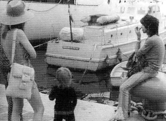 Кит и Марлон в порту Бьянка Джаггер Дуракаваляние в лодке - фото 34