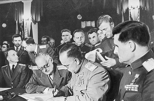 Маршал Жуков подписывает Акт о капитуляции Германии 8 мая 1945 г Заключенные - фото 12