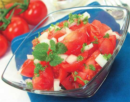 Салат из помидоров с репчатым луком мятой солью и растительным маслом Салат - фото 2