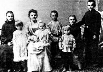 Николай Поликарпов крайний справа вместе с матерью братьями и сестрами 1902 - фото 5