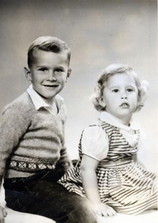 With my sister Robin on her last Christmas 1952 Mother spent months at - фото 14