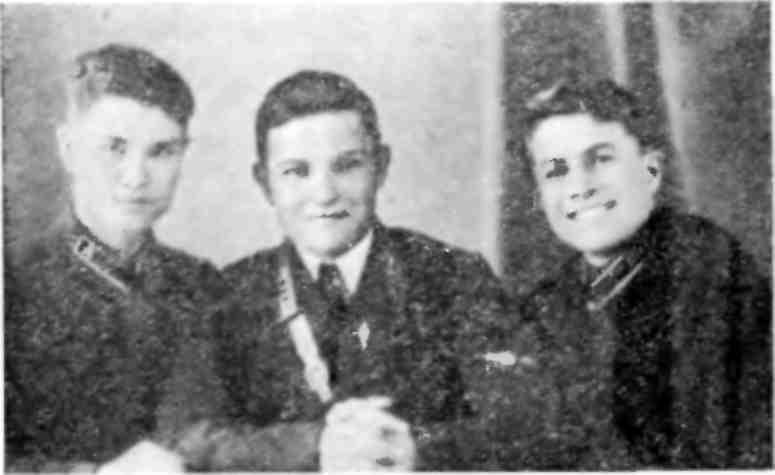 Друзья юности Тимофей Студенников Лев Шестаков Михаил Ничик 1936 г - фото 4