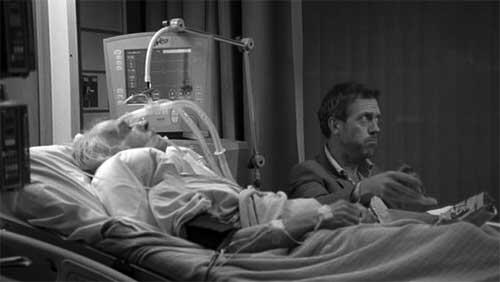 Доктор Хаус дивиться телевізор у палаті коматозного хворого кадр із серіалу - фото 11