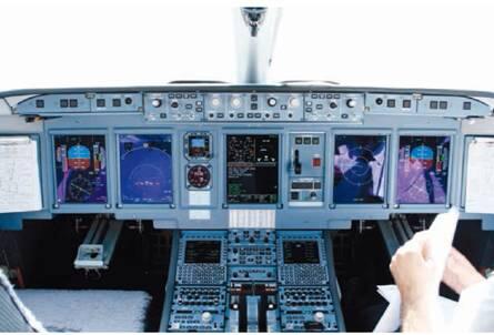 В кабине пилотов первого аэрофлотовского SSJ100 Суперджет на фоне А320 - фото 13