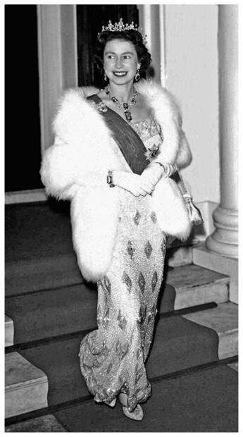 The Queen leaving the Belgian Embassy in London 1963 Reginald Davis MBE - фото 1
