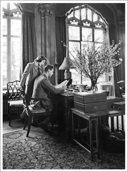 Princess Elizabeth watching her father reading documents from his government - фото 6