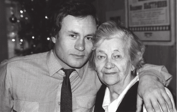 С любимой бабулей Марией Максимовной 1980е гг С сынулей Жориком - фото 8