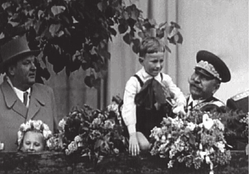 Будённый держит на руках Вову Быстрякова 1955 г И тут вдруг громом средь - фото 11