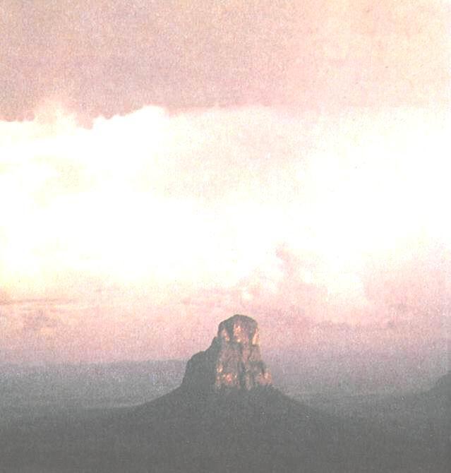 Голым пнем возвышается гора Аутана среди Гвианского плоскогорья в Венесуэле - фото 1