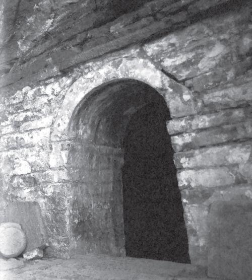 Вход в пещеру где по преданию Бодхидхарма провел девятилетнюю медитацию лицом - фото 4