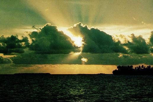 Солнце заходит и мы прощаемся с Мальдивами Тысячи лет солнце указывало путь - фото 48