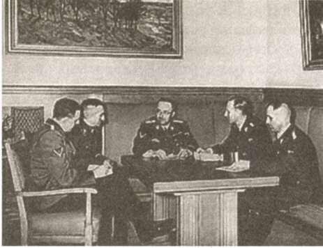 Руководство РСХА Слева направо А Небе Ф Губбер Г Гиммлер Р Гейдрих - фото 3