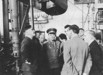 Юрий Гагарин в гостях у Генерального 26 апреля 1966 г Легкий транспортный - фото 38