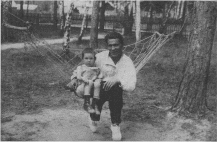 Иван Иванович Макаров с сыном Январиком на даче под Москвой1930 Иван - фото 54