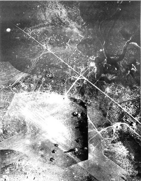 Аэрофотоснимок аэродрома Луостари Бомбоудар произведён по пустому аэродрому - фото 2
