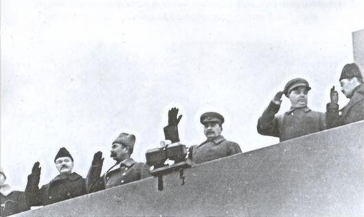 Всемогущий Верховный на трибуне мавзолея 7 ноября 1941 года Председатель - фото 18