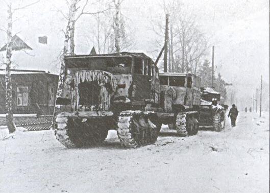 Спарка тягачей С2 буксирует в советский тыл неисправный немецкий танк - фото 26